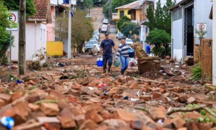Chuva deixa RS sem água, fecha hospitais e ameaça barragens: “Cenário de guerra”, diz governador