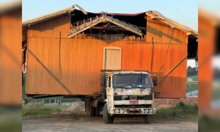 Caminhão é flagrado carregando casa inteira em SC e impressiona: “Motorhome raiz”