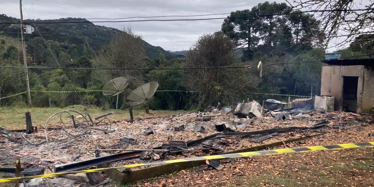 Casa pega fogo e duas pessoas morrem carbonizadas na Serra