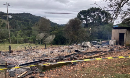 Casa pega fogo e duas pessoas morrem carbonizadas na Serra