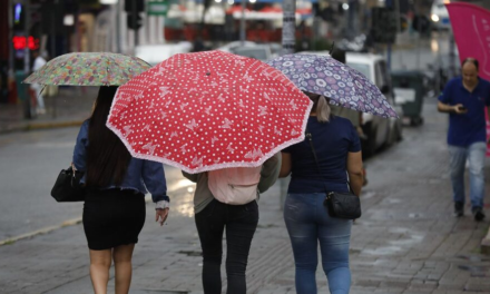 Tempo segue fechado durante a semana com mescla entre chuva intensa e calor de 30°C