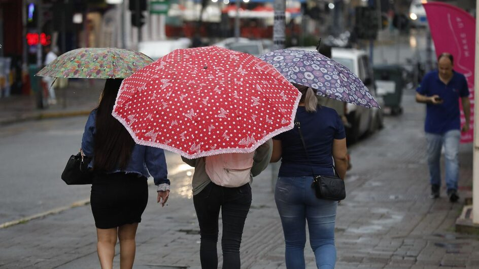 Tempo segue fechado durante a semana com mescla entre chuva intensa e calor de 30°C