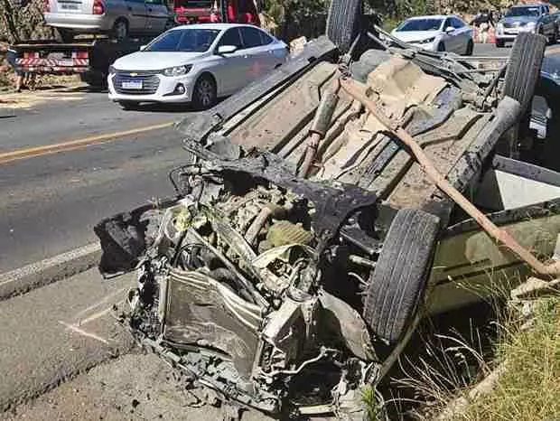 Mulher morre em gravíssimo acidente envolvendo cinco veículos na BR-282