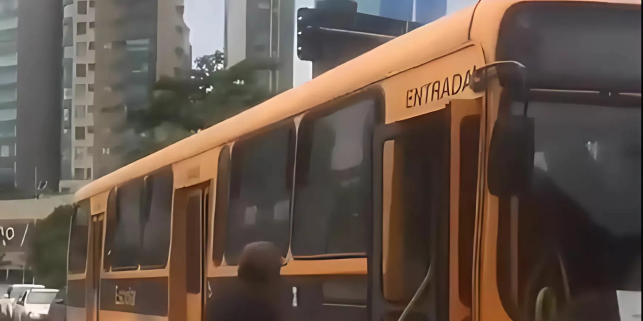 PÂNICO: homem invade ônibus escolar e agride crianças em SC