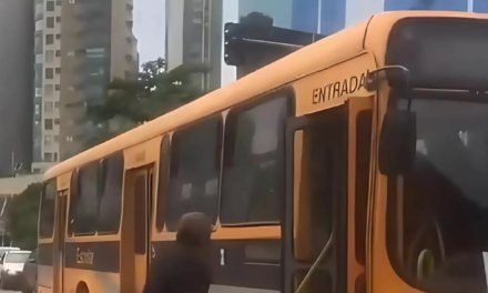 PÂNICO: homem invade ônibus escolar e agride crianças em SC