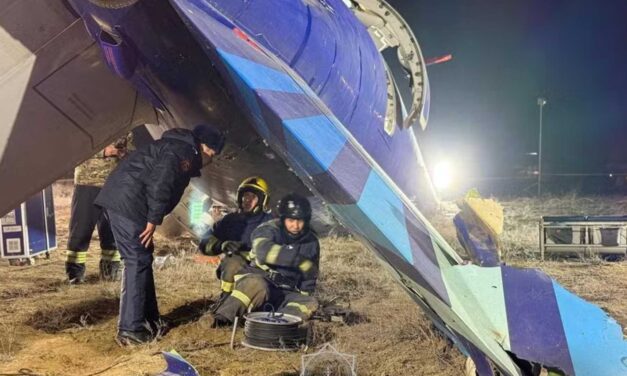 Queda de avião da Embraer no Cazaquistão foi causada por sistema de defesa russo, diz agência