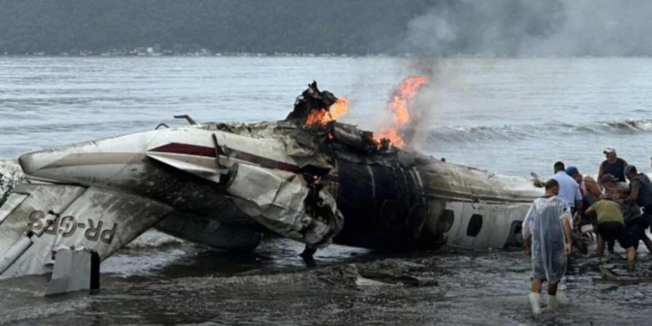 Avião de pequeno porte explode e cai no mar em Ubatuba (SP); piloto morre