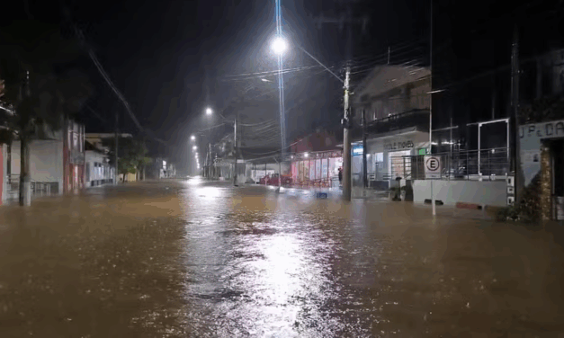 Tempestade tira famílias de casa, suspende aulas, bloqueia rodovias e alaga ruas em cidades do RS