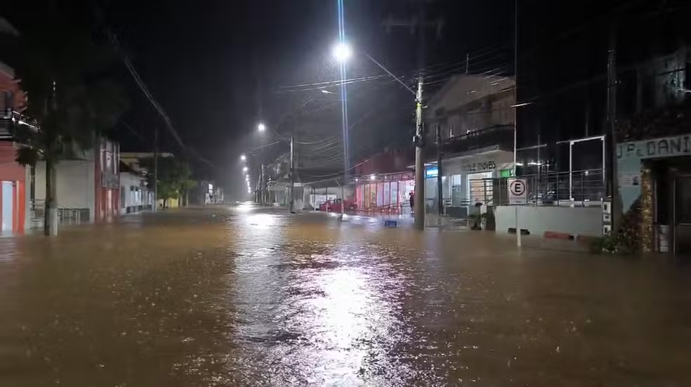 Tempestade tira famílias de casa, suspende aulas, bloqueia rodovias e alaga ruas em cidades do RS