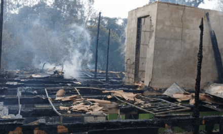 Incêndio destrói casa em Otacílio Costa; vizinho salva moradora