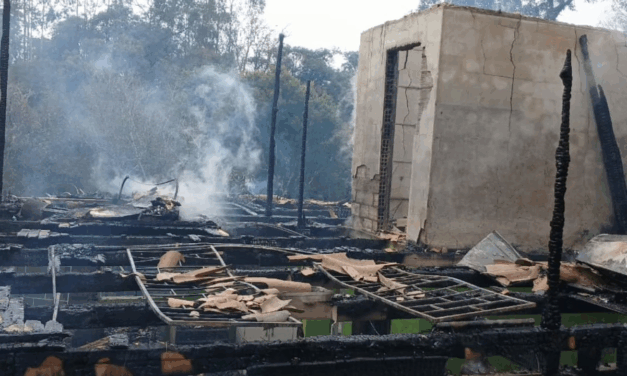 Incêndio destrói casa em Otacílio Costa; vizinho salva moradora