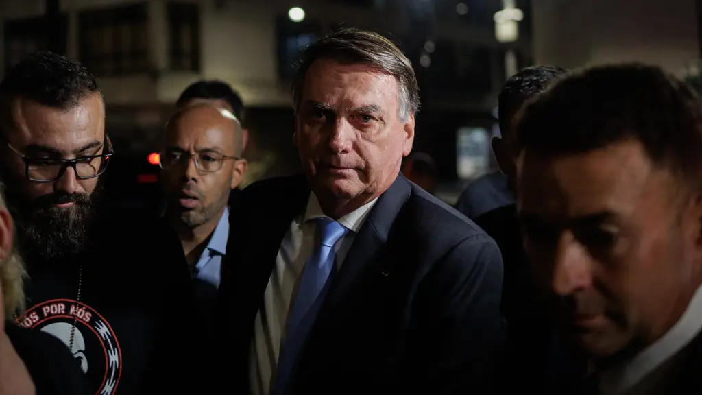 Bolsonaro é alvo de buscas da PF e terá que usar tornozeleira eletrônica