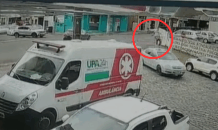 Pedestre é atropelado e lançado no ar em grave acidente no centro de Lages