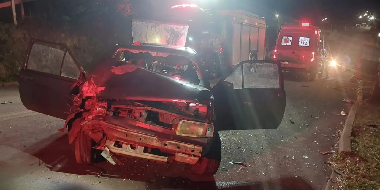 Colisão frontal em carro estacionado deixa dois feridos em Lages