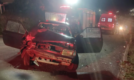 Colisão frontal em carro estacionado deixa dois feridos em Lages